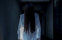 半夜货车后飘贞子 白衣女鬼十分恐怖吓人（图）
