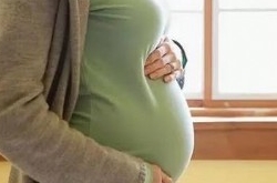 52岁大妈顺利产子 儿子与外孙是同龄人令人震惊