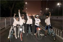 薛之谦王俊凯深夜骑单车被交警批评违法 只因发