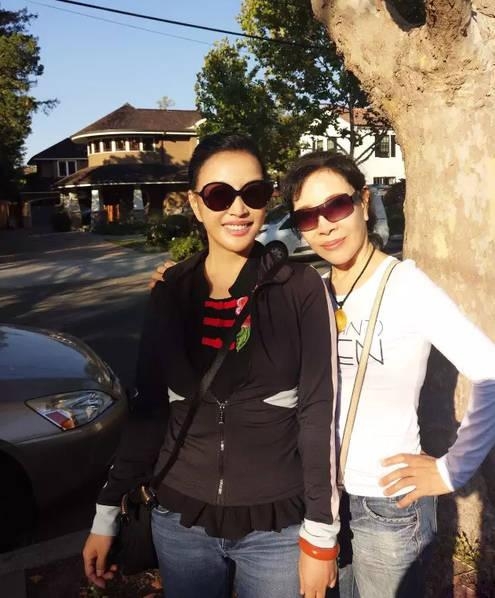 刘晓庆小5岁同母异父妹妹曝光姐妹似双胞胎 妈妈也曾是美人