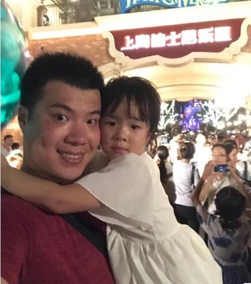 黄奕前夫黄毅清带女儿游迪士尼 只顾直播女儿脸颊被晒通红