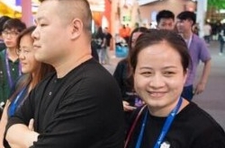 岳云鹏携妻现身 夫妻二人全程紧贴十指紧扣