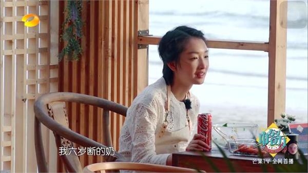 周冬雨自曝6岁还在喝奶 嘴巴都吸出了唇珠