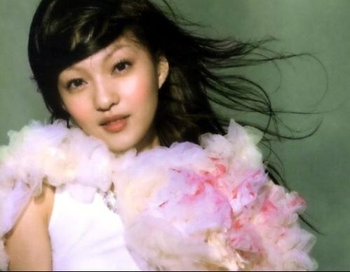 曝王心凌成都演唱会门票卖白菜价好凄惨：有人逛超市被强行塞票