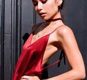 Slip dress 要比我时髦？先把肩带剪掉！