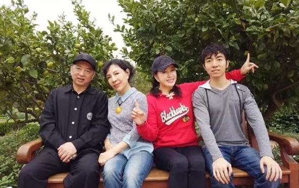 刘晓庆小5岁同母异父妹妹曝光姐妹似双胞胎 妈妈也曾是美人