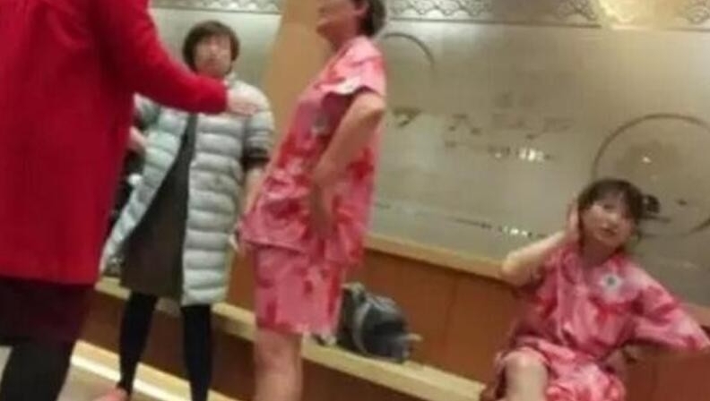 女子洗浴中心裸身被窥