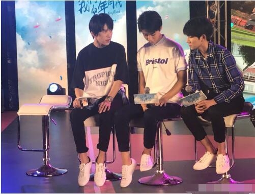 TFBOYS站6小时高铁后又挤出租车 粉丝心疼怒撕经纪人是吸血鬼