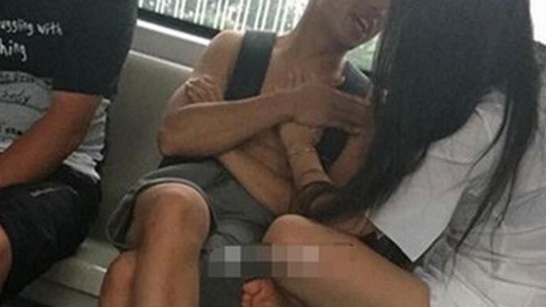 轻轨情侣赤裸热吻