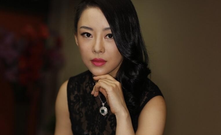 潘晓婷胸碰到球
