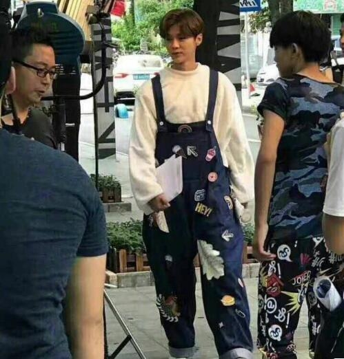 烈日炎炎鹿晗穿厚重玩偶服拍戏 给敬业的傻狍子点个赞