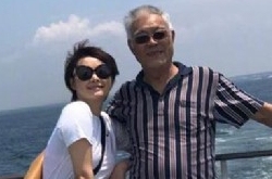 44岁袁立晒生活照 和一名老男人合照关系亲密
