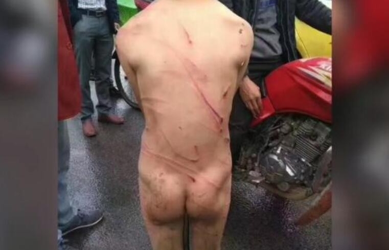 熊孩子被脱光游街