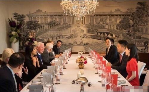 奶茶妹妹陪同刘强东参加晚宴握手加拿大总督 眼神爱意满满
