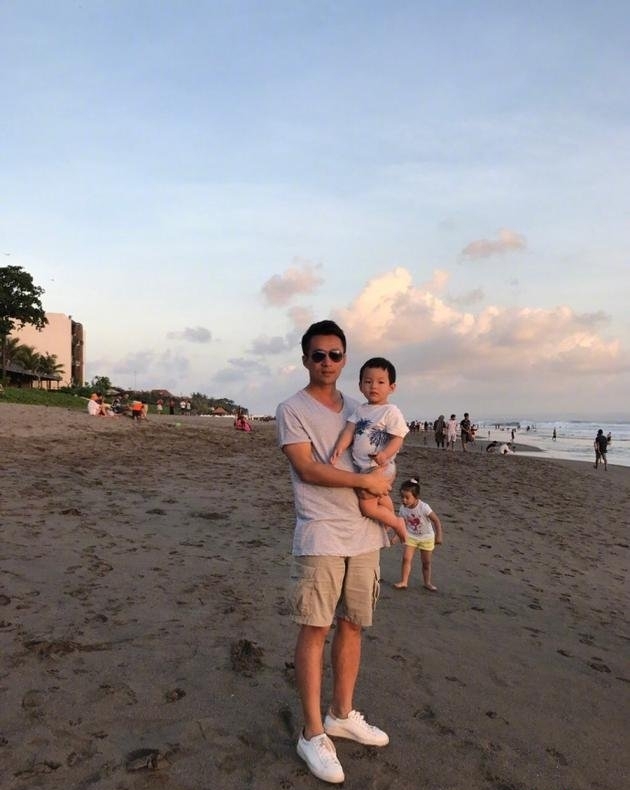 汪小菲带儿子海边游玩