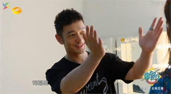 黄晓明节目被罚做俯卧撑赵薇一股屁股坐其身上 姿势看着好污