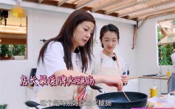 赵薇介绍周冬雨说周什么雨现场气氛尴尬 她机智回答情商见长