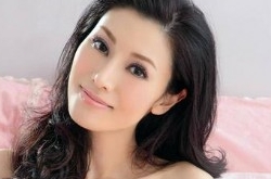 李嘉欣罕见晒娃 儿子相貌平平身形看上去清瘦