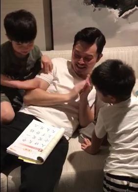 小鱼儿向沙溢学葵花点穴手肉手萌爆 学认字与安吉互动超有爱