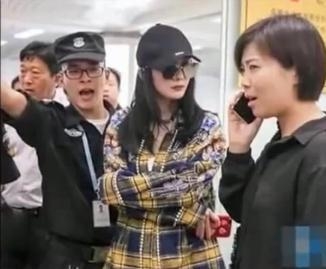 杨幂被保安赶出机场全程面色尴尬 但原因很让她自豪