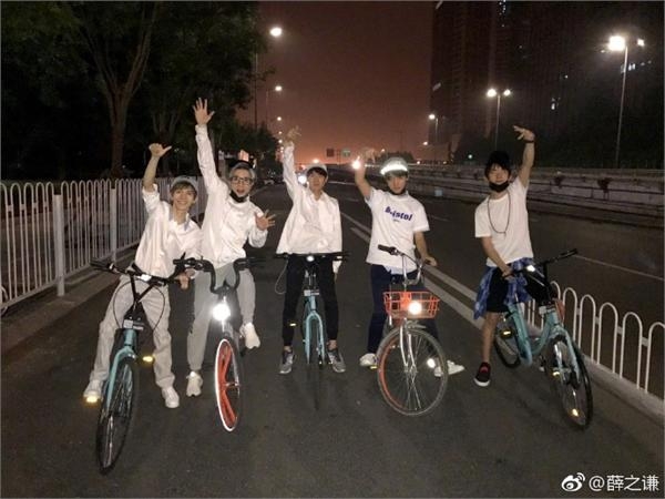 薛之谦王俊凯深夜骑单车被交警批评违法 只因发了这两张照片