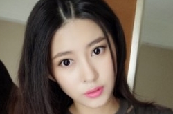 刘晓宇女友晒近照 半透衬衫难掩火辣身材