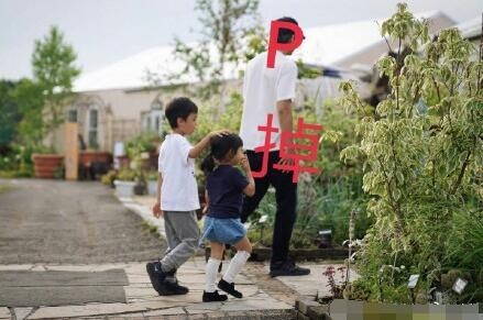 邓超晒等等小花妹妹合照求P图 网友大展身手恶搞让人笑喷