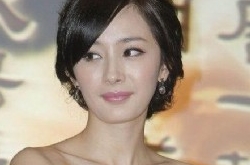 杨幂短裙被吹起摄影师抢拍遭批 私处险些被偷拍