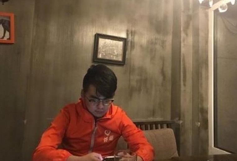 男子穿工作服相亲