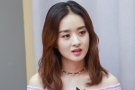 赵丽颖穿一字领短裙现身 满满的少女感（图）