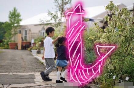 邓超晒等等小花妹妹合照求P图 网友大展身手恶搞让人笑喷