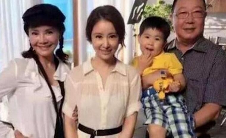 林心如与婆婆合影
