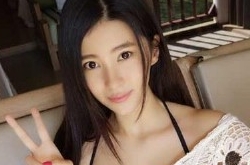 刘晓宇女友晒近照 钟鹿纯大秀深V性感身材超火辣