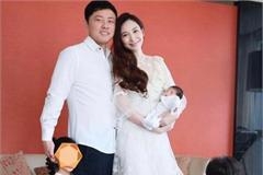 吴佩慈晒一家五口全家福报平安 一个细节证明她