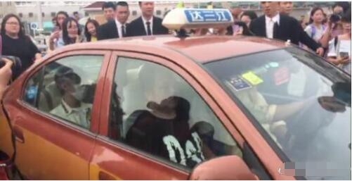TFBOYS站6小时高铁后又挤出租车 粉丝心疼怒撕经纪人是吸血鬼