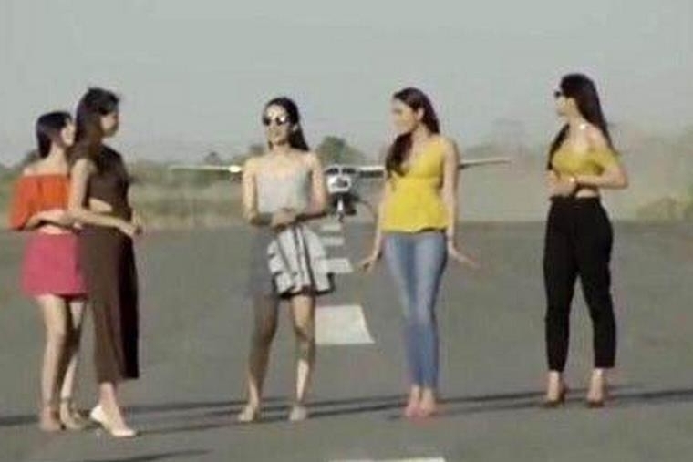 女模站机场拍写真