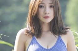 柳岩在微博上晒出美照 抹胸裙大秀傲人事业线