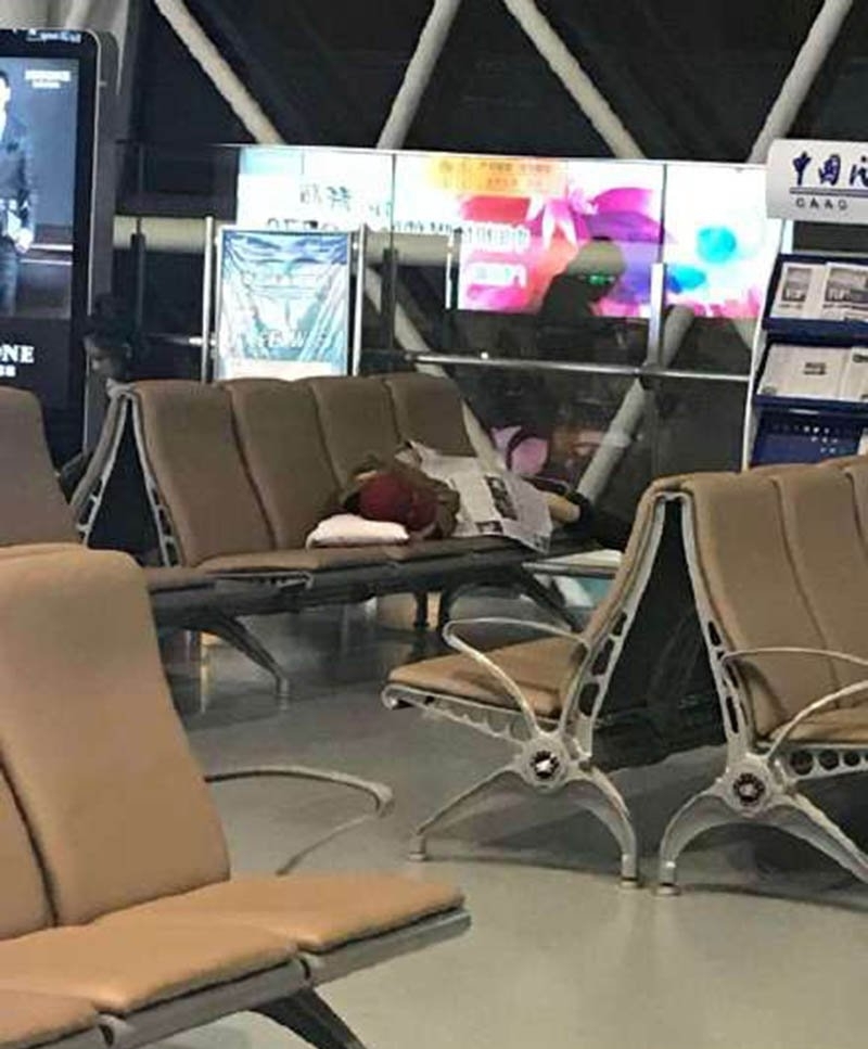 张天爱睡机场