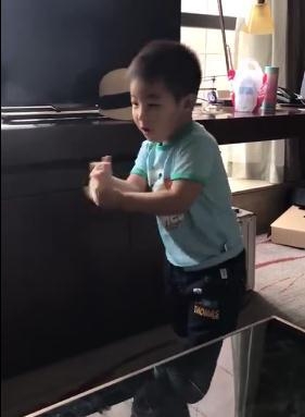 小鱼儿向沙溢学葵花点穴手肉手萌爆 学认字与安吉互动超有爱