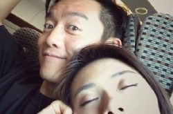 郑恺晒女友奇葩睡姿 白富美女友睡觉不雅照曝光
