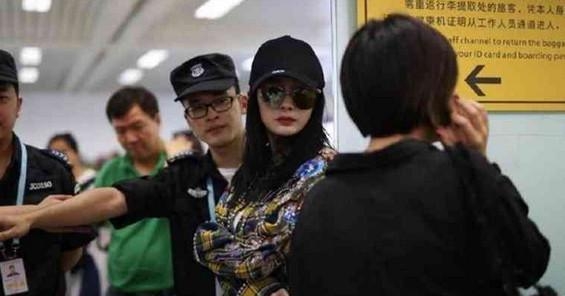 杨幂被保安赶出机场全程面色尴尬 但原因很让她自豪