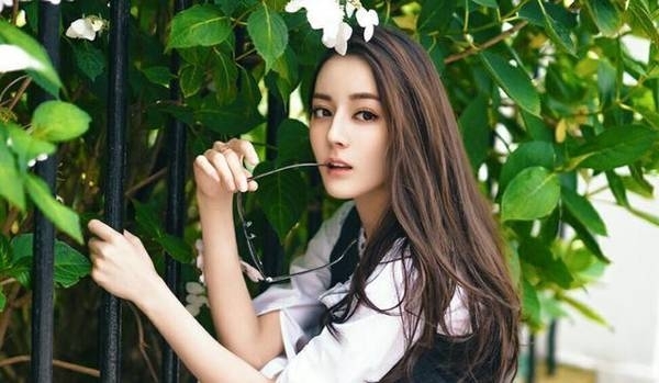 杨幂力捧的中戏校花竟与迪丽热巴撞脸