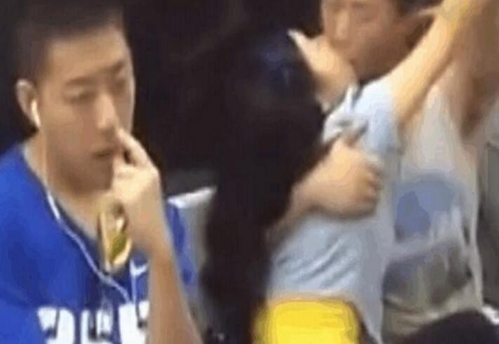 男女地铁情难自己
