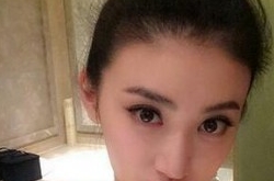 景甜浴室凹造型卖萌照 遭来观众吐槽和诟病