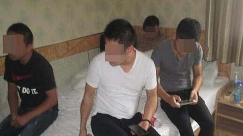 被扒光绑树上喂蚊子