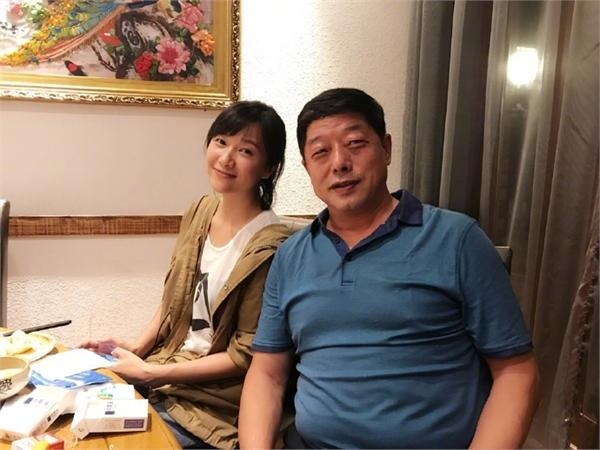 徐静蕾与张继科父亲喝到微醺还叫对方爸 科科4字回应满脸懵