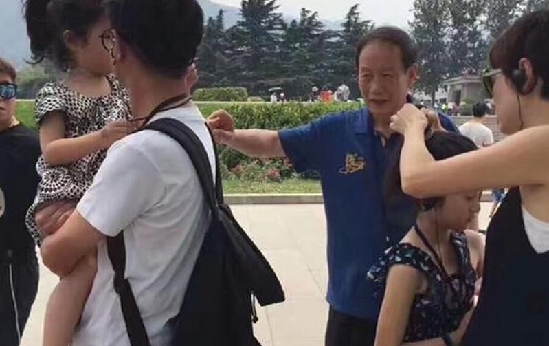 马伊琍一家出游