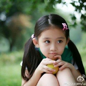 8岁童星拼命拍戏连续几天凌晨化妆困到不行 网友骂家长被怼