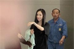 杨幂斥叫卖艺人信息上热搜引粉丝不满 坐高铁被