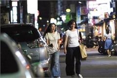 舒淇素颜现身街头双手抠鼻停不下来 比孙怡挠肚